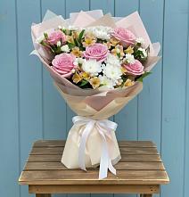 Букет цветов из:  Гвоздики, Орхидеи и Розы в Бессергеневской
