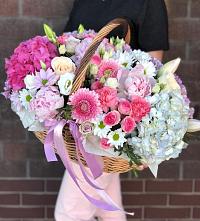 Цветочная композиция из Розы, Хризантемы, Пионы и Лизиантусы в корзине в Бессергеневской