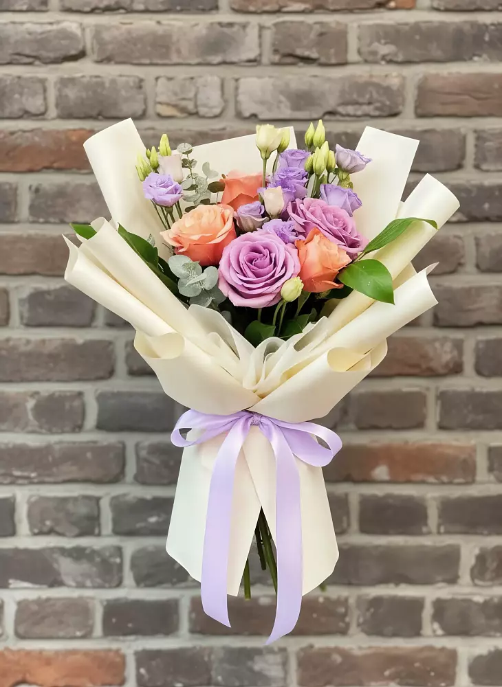 Букет цветов из: Лизиантусы и Розы в Бессергеневской