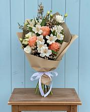 Букет цветов из:  Альстромерии, Лизиантусы, Розы и Хризантемы в Бессергеневской