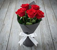 Букет 5 Красных роз Эдлесс Лав в Бессергеневской