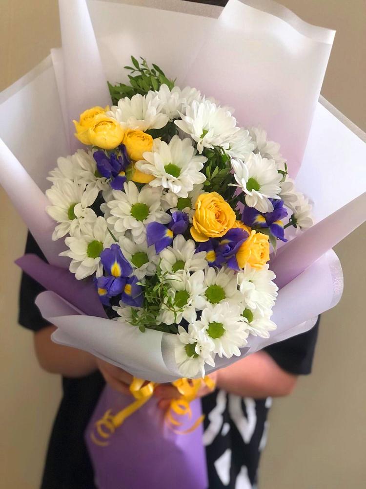 Букет цветов из: Ирисы, Хризантемы и Розы в Бессергеневской