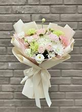Букет цветов из:  Гвоздики, Розы, Лизиантусы и Хризантемы в Бессергеневской