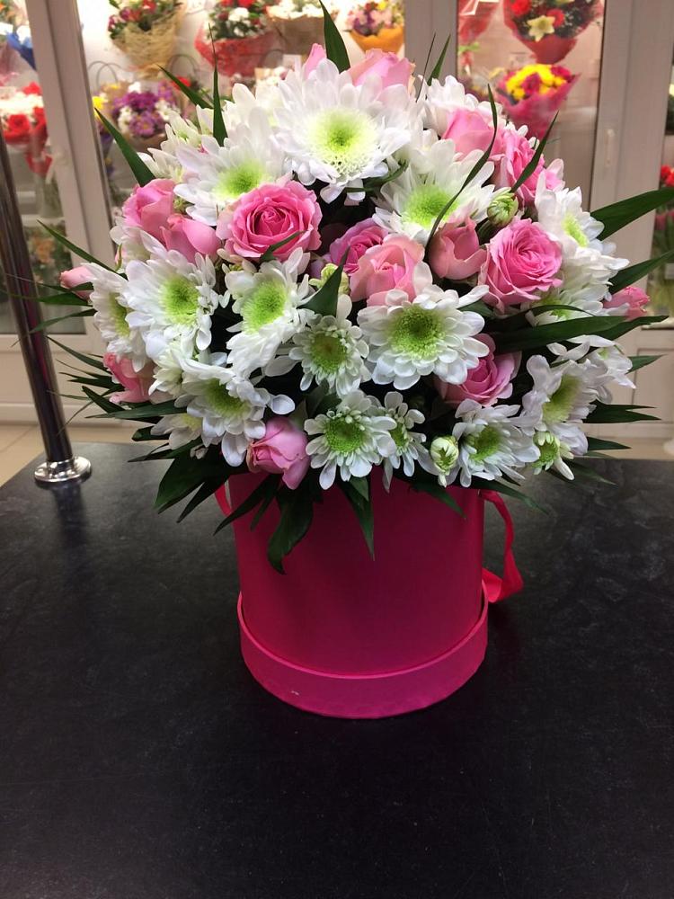 Цветочная композиция из Розы и Хризантемы в шляпной коробке в Бессергеневской