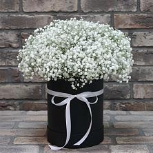 Цветочная композиция из Гипсофила в шляпной коробке в Бессергеневской