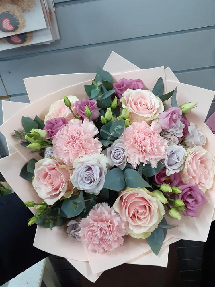 Букет цветов из: Розы, Гвоздики и Лизиантусы в Бессергеневской